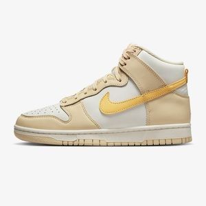 Nike Women’s Dunk High in pale vanilla/topaz
